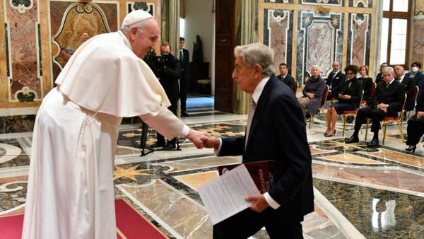 Papa Francesco saluta Paolo Arullani, presidente della Fondazione Campus Bio Medico