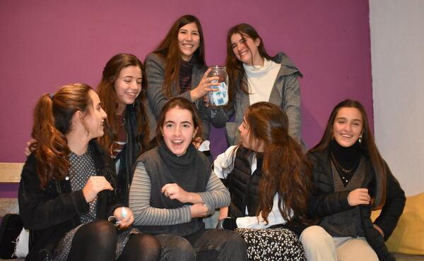 Una rifa loca en tiempos de Covid para ayudar en su asociación juvenil, o la historia de cómo cuatro estudiantes de Bachillerato consiguieron 1.600 euros en seis días, con confinamiento incluido, por una buena causa.