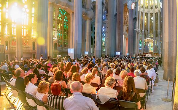 Vista general del temple de la Sagrada Família que va acollir més de dos mil persones en la missa pels 25 anys de UIC Barcelona