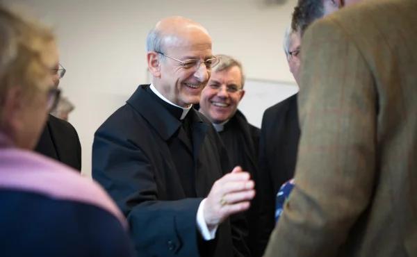 Fernando Ocáriz hälsar några personer