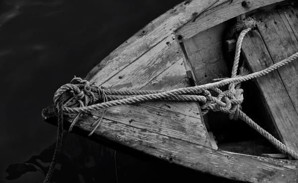 Altes Ruderboot aus Holz mit Seil
