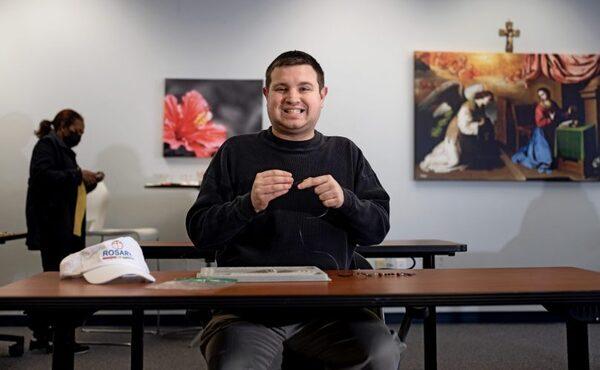 El 21 marzo se celebra el Día Mundial del Síndrome de Down. Con este motivo, el boletín de la diócesis de Atlanta se acercó a las oficinas de Rosary Makers of America, un programa de formación profesional basado en la fe, que puso en marcha Nicholas Kemdi
