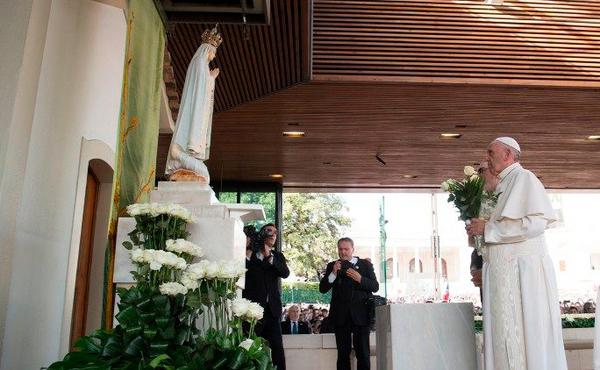 Papa Francisco reza na capela das aparições em Fátima, Portugal, em 13 de maio de 2017, no centenário da primeira aparição da Virgem Maria aos três pastores