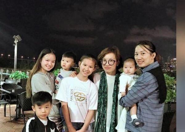 Betty with her daughters and grandchildren