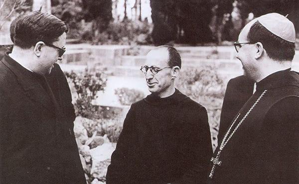 Sant Josepmaria, el monjo Adalbert Franquesa i l’abat Aureli Maria Escarré, els tres parlant de manera animada