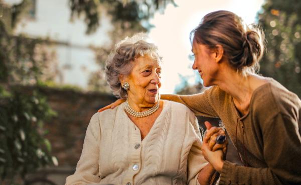 Alte Mutter und Tochter gemeinsam in Freude und Dankbarkeit verbunden