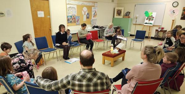 Groupe de personnes assise en cercle.