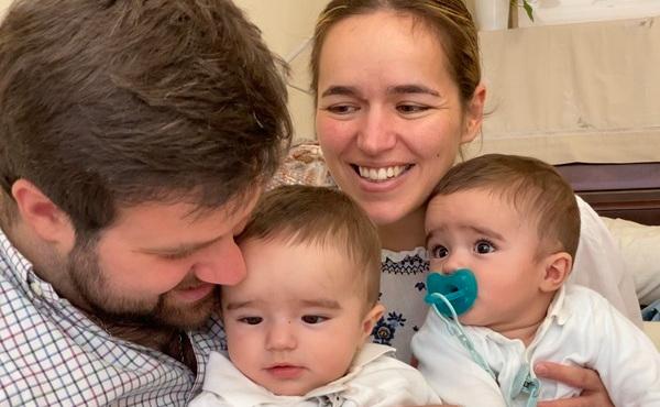 Um casal, gémeos e uma história de incertezas, amizades e muita fé em Deus.