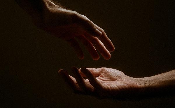 Pedro pergunta como e quando deve perdoar; Jesus dá a volta à pergunta e ensina-lhe a deixar-se perdoar... como o filho pródigo, que voltou a ser fiel do modo que lhe era possível: confiando.