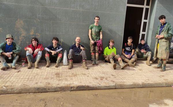 Los colegiales del CM Peñafiel, de Valladolid, ayudando en una población de Valencia.