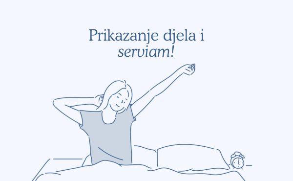 Una chica se despierta y levanta los brazos.