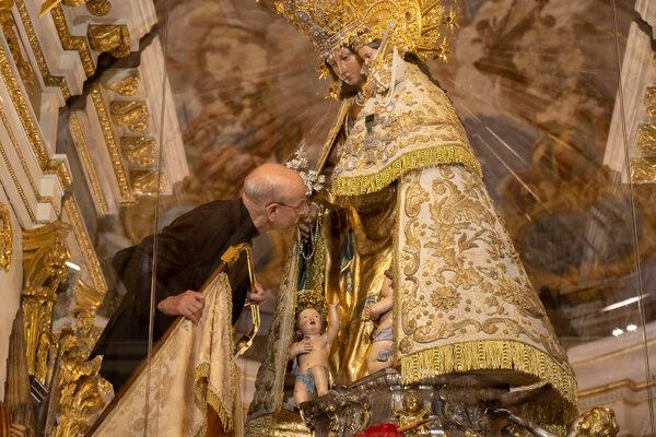 El prelat de l’Opus Dei resa a València la Verge dels Desemparats