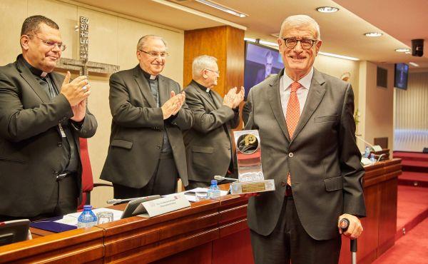 Manolo Garrido recogiendo el premio Bravo. CEE.