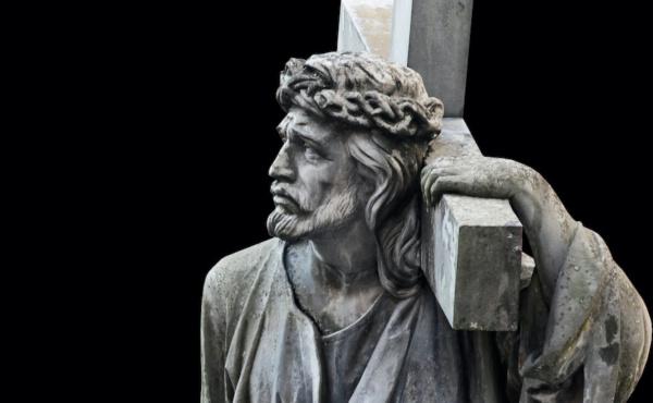 Steinskulptur Christus trägt das Kreuz