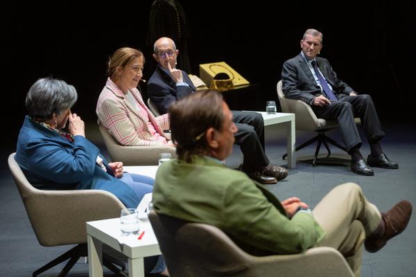 Los participantes de la mesa redonda en el Museo de la Universidad de Navarra.