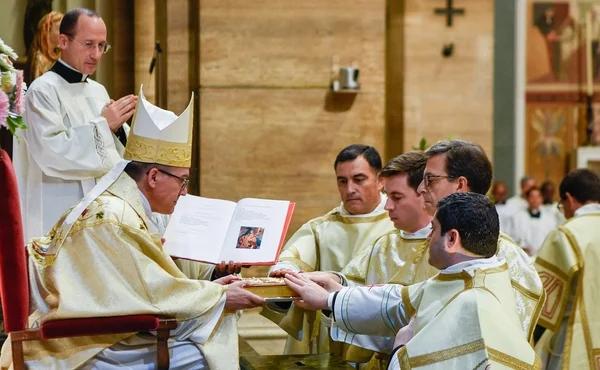 Samedi prochain (18 novembre), 29 fidèles de l’Opus Dei de 19 pays recevront le diaconat dans la basilique de Saint Eugène. La cérémonie commencera à 10h30 (Rome).