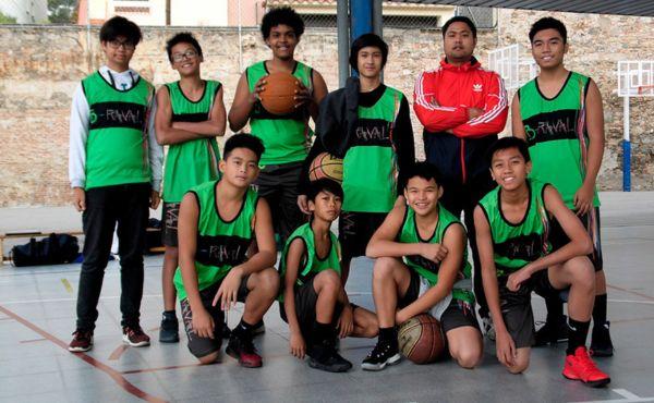 Chicos de Braval, en un equipo federado en la liga de Barcelona de baloncesto.