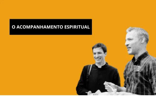 Sacerdote con un laico, ilustrando un artículo sobre el acompañamiento espiritual o dirección espiritual