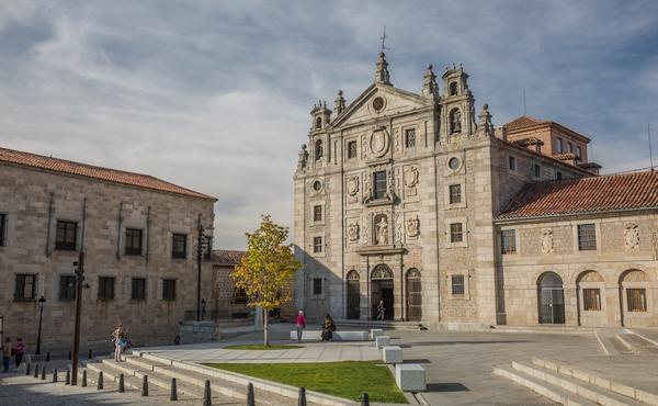 imagen de la fachada del Museo de santa Teresa de Jesús en Ávila, España.