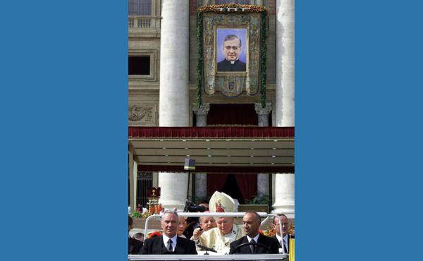 Jean Paul II lors de la canonisation de saint Josémaria