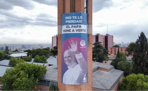 Pancarta con el lema ’El Papa viene a verte’, de los colegios Tajamar y Los Tilos.