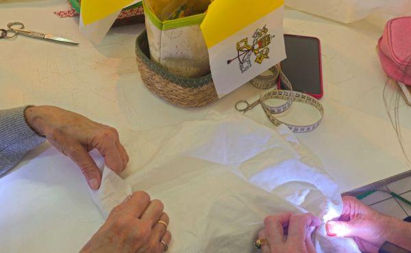 Voluntarias que confeccionaron los ornamentos para la Misa de Gran Canaria, en la visita del Papa a España.