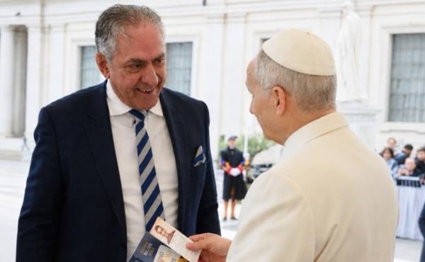 Jack Valero, director de Comunicació de l’Opus Dei al Regne Unit, saluda el Papa Lleó XIV al Vaticà. Foto de Religión en Libertad.