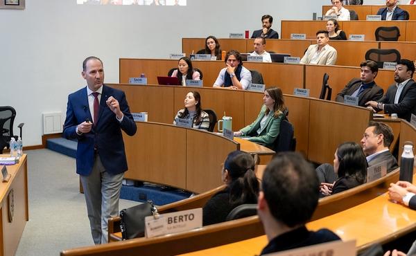Un profesor imparte una clase en una escuela de negocios
