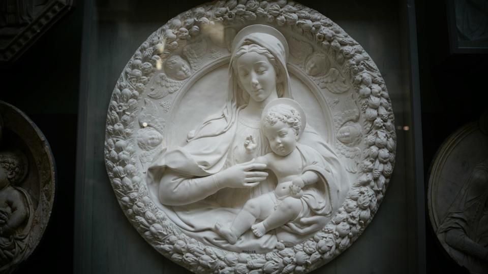 Mutter Gottes mit Jesuskind, weißes Relief aus Stein