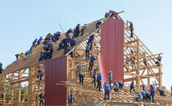 Operários construindo casa