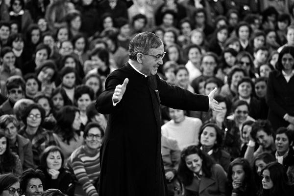 Foto de san Josemaría de un libro de testimonios de personalidades sobre el fundador del Opus Dei